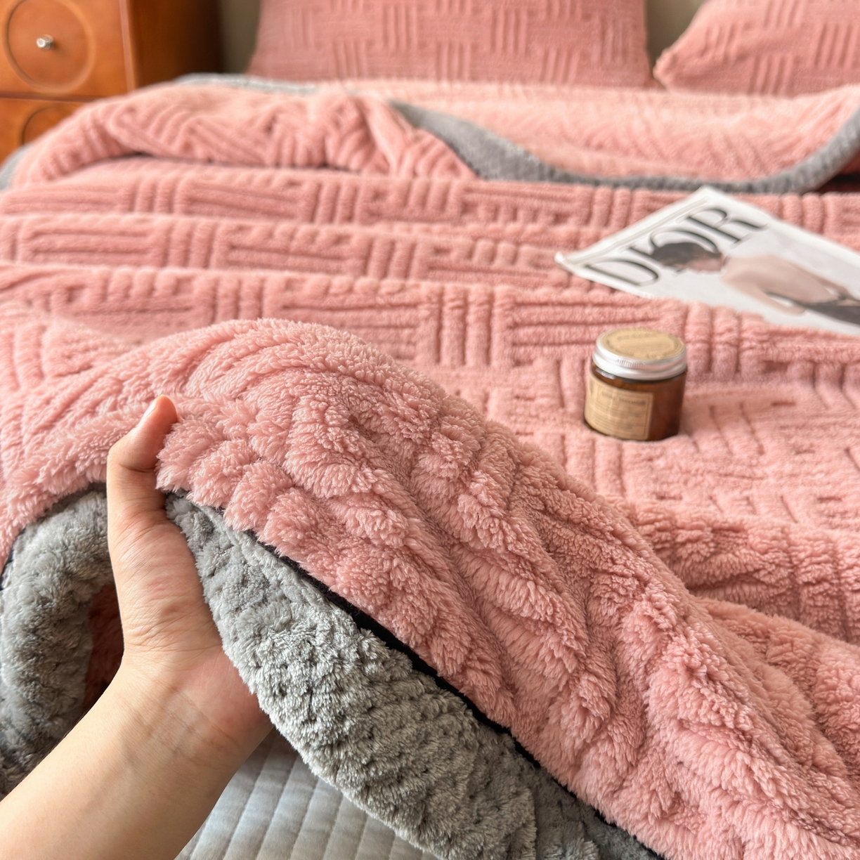 91家纺网 家纺一手货源 找家纺 欧邦 2025新款A类提花舒棉绒双面绒单层毯 桃粉