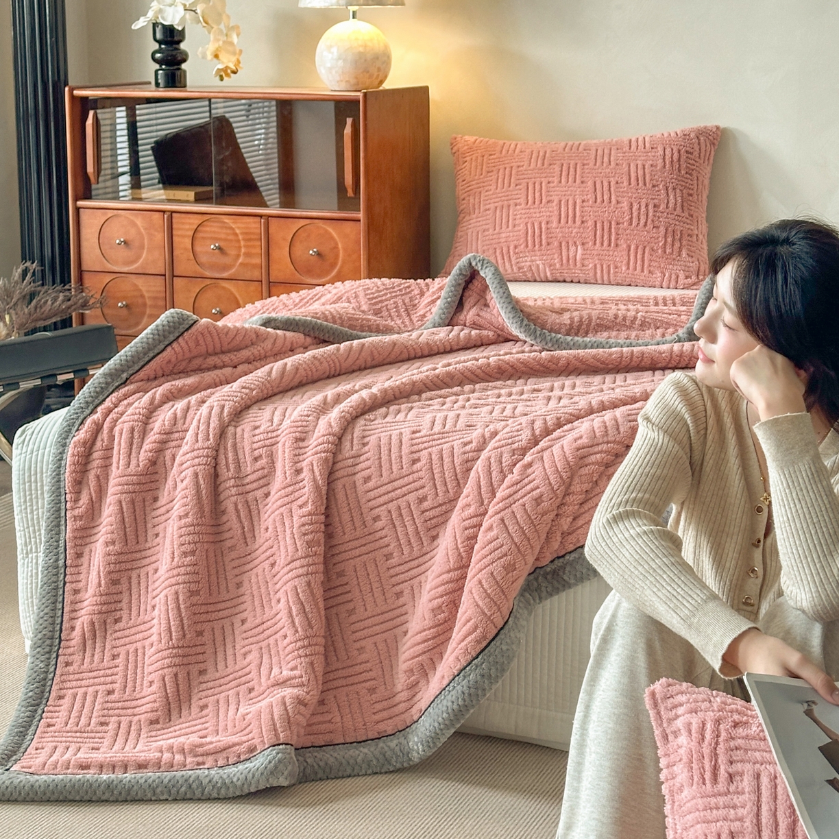 91家纺网 家纺一手货源 找家纺 欧邦 2025新款A类提花舒棉绒双面绒单层毯 桃粉