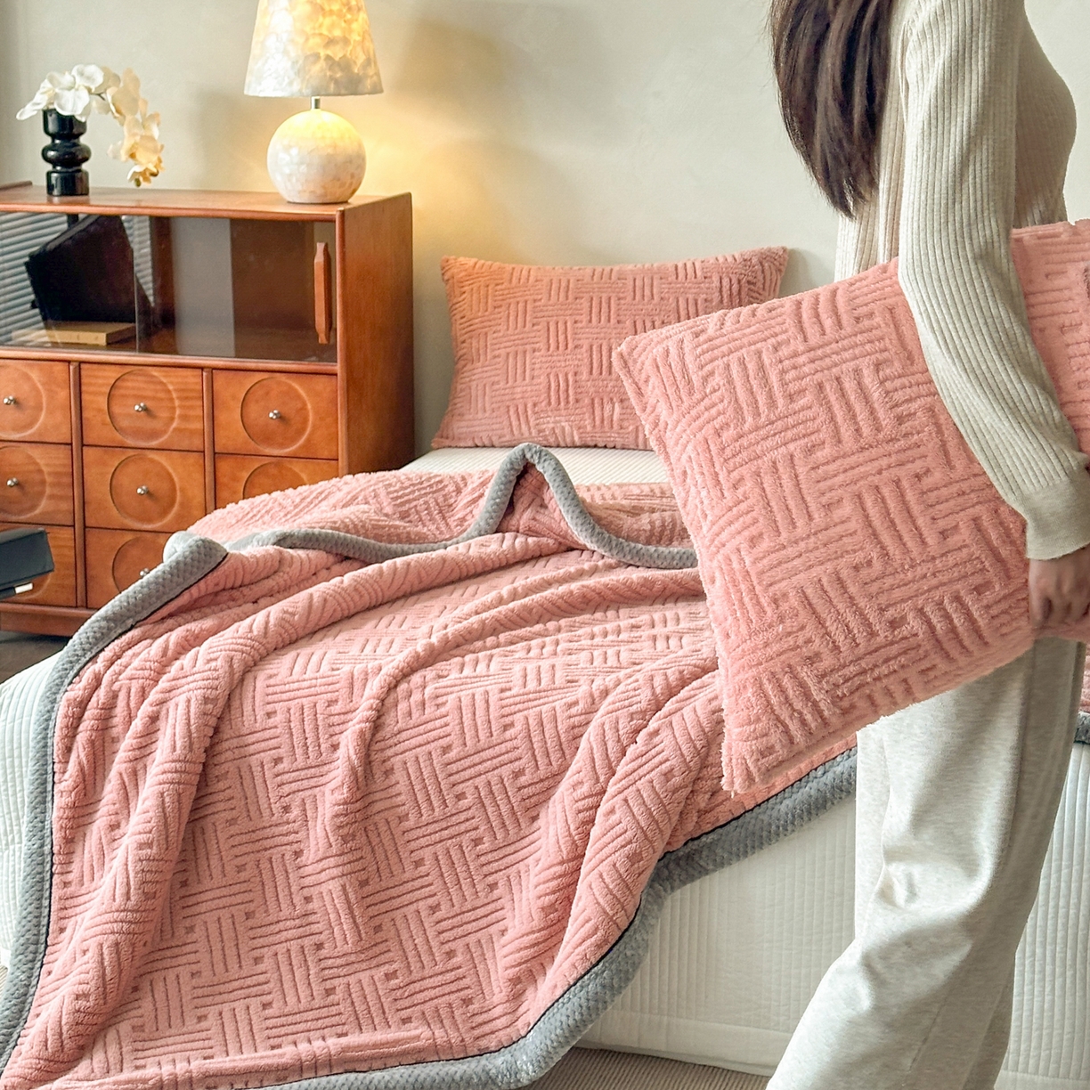 91家纺网 家纺一手货源 找家纺 欧邦 2025新款A类提花舒棉绒双面绒单层毯 桃粉