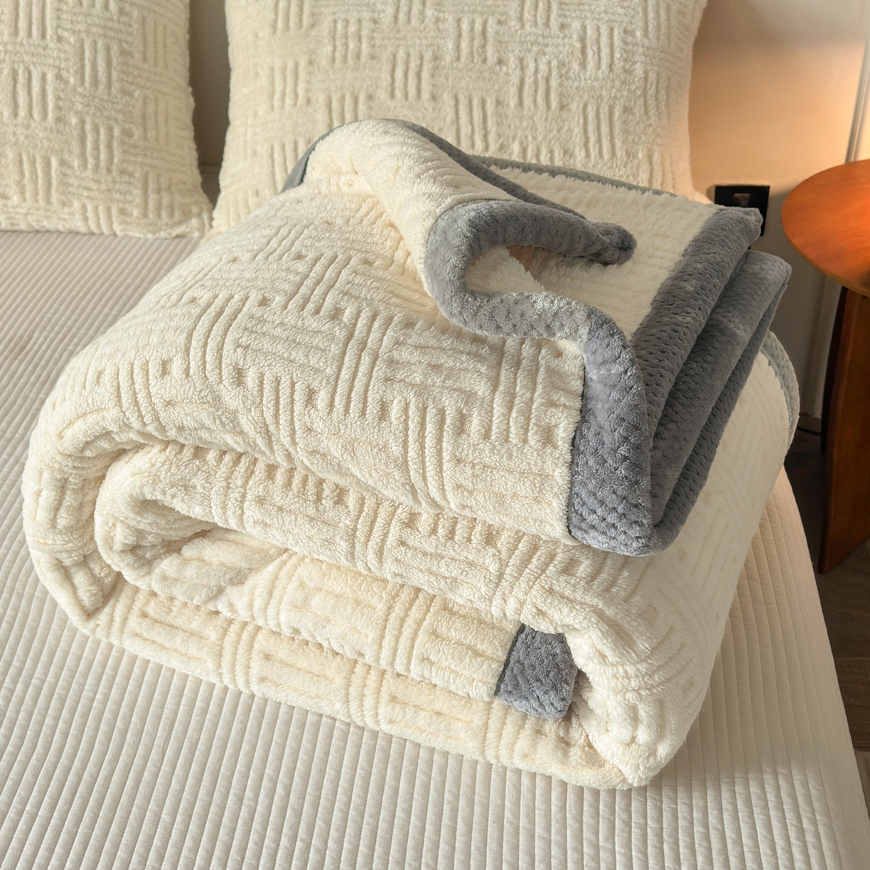 91家纺网 家纺一手货源 找家纺 欧邦 2025新款A类提花舒棉绒双面绒单层毯 暖米杏