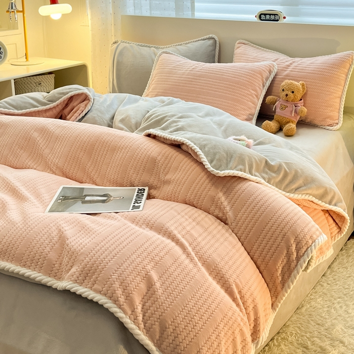 91家纺网 家纺一手货源 找家纺 小叮当家纺仓储工厂店 2025新款亲肤舒适成品提花包边牛奶绒四件套-提花 提花-粉灰