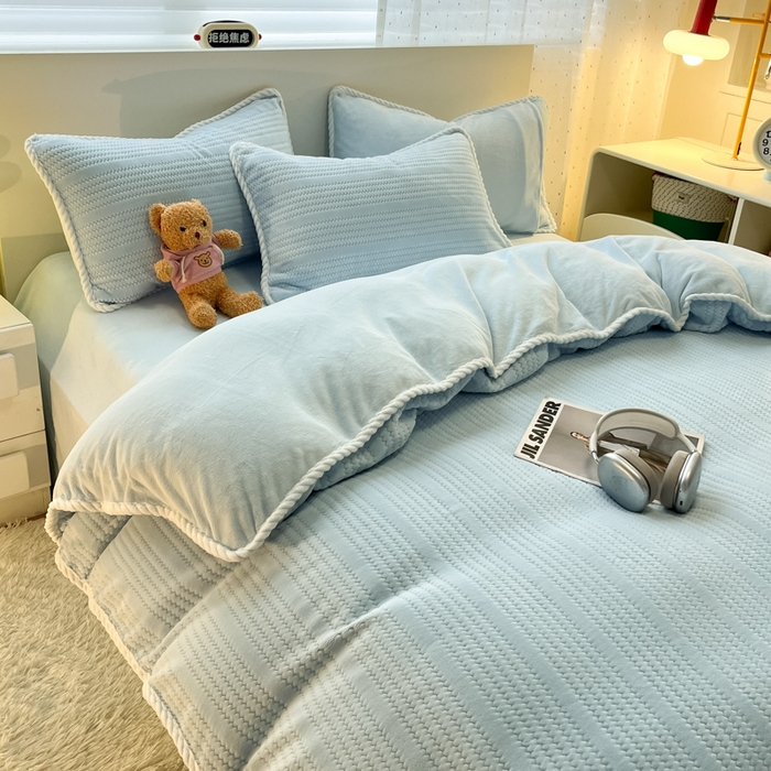 91家纺网 家纺一手货源 找家纺 （总）小叮当家纺仓储工厂店 2025新款亲肤舒适成品提花包边牛奶绒四件套-提花