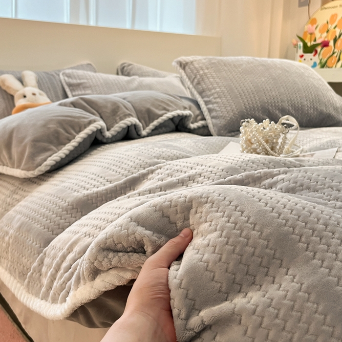 91家纺网 家纺一手货源 找家纺 小叮当家纺仓储工厂店 2025新款亲肤舒适成品提花包边牛奶绒四件套-提花 提花-高级灰