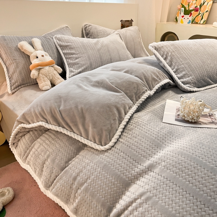 91家纺网 家纺一手货源 找家纺 小叮当家纺仓储工厂店 2025新款亲肤舒适成品提花包边牛奶绒四件套-提花 提花-高级灰