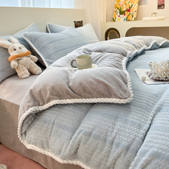 小叮当家纺仓储工厂店 2025新款亲肤舒适成品提花包边牛奶绒四件套-提花 提花-蓝灰