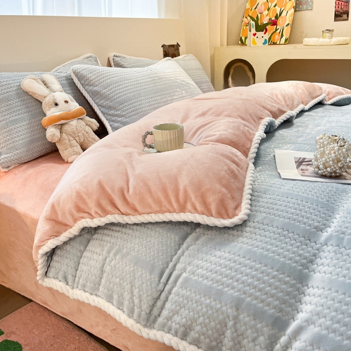 小叮当家纺仓储工厂店 2025新款亲肤舒适成品提花包边牛奶绒四件套-提花 提花-蓝粉