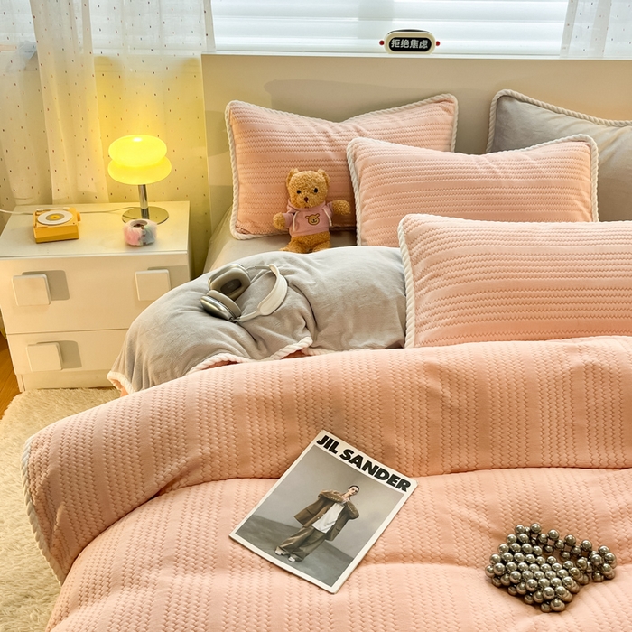 91家纺网 家纺一手货源 找家纺 小叮当家纺仓储工厂店 2025新款亲肤舒适成品提花包边牛奶绒四件套-提花 提花-粉灰