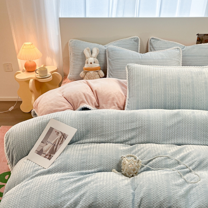 91家纺网 家纺一手货源 找家纺 小叮当家纺仓储工厂店 2025新款亲肤舒适成品提花包边牛奶绒四件套-提花 提花-蓝粉