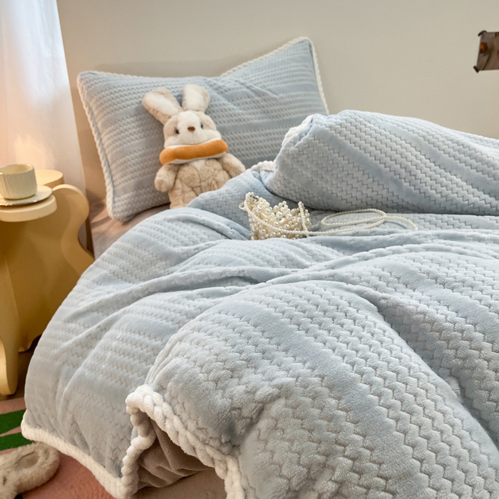 91家纺网 家纺一手货源 找家纺 小叮当家纺仓储工厂店 2025新款亲肤舒适成品提花包边牛奶绒四件套-提花 提花-蓝灰