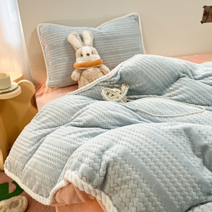 91家纺网 家纺一手货源 找家纺 小叮当家纺仓储工厂店 2025新款亲肤舒适成品提花包边牛奶绒四件套-提花 提花-蓝粉