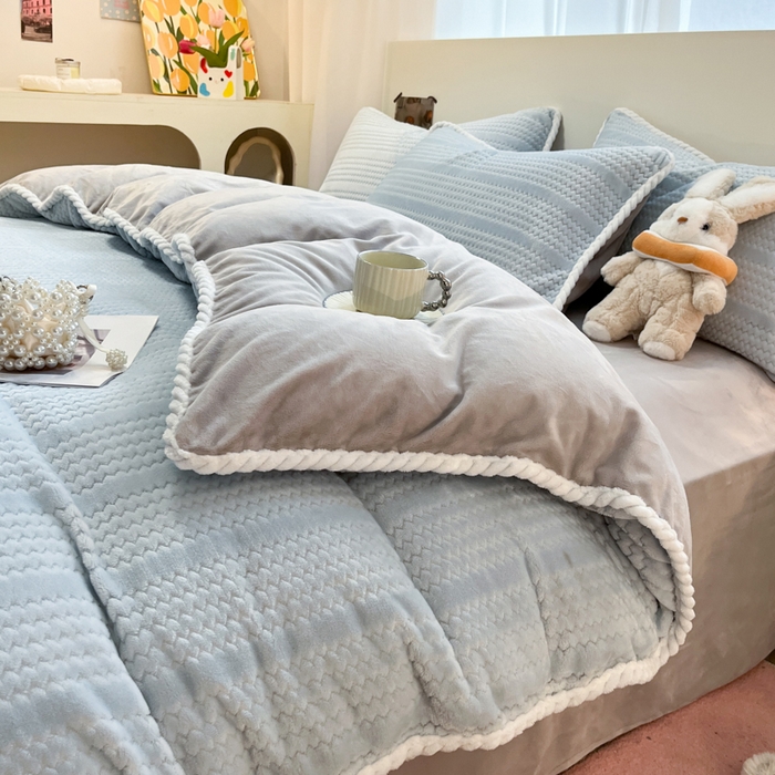 91家纺网 家纺一手货源 找家纺 小叮当家纺仓储工厂店 2025新款亲肤舒适成品提花包边牛奶绒四件套-提花 提花-蓝灰