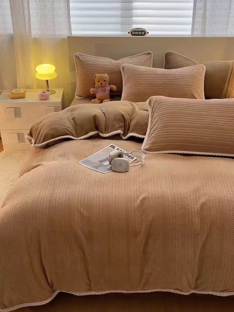 91家纺网 家纺一手货源 找家纺 小叮当家纺仓储工厂店 2025新款亲肤舒适成品提花包边牛奶绒四件套-提花 提花-杏咖