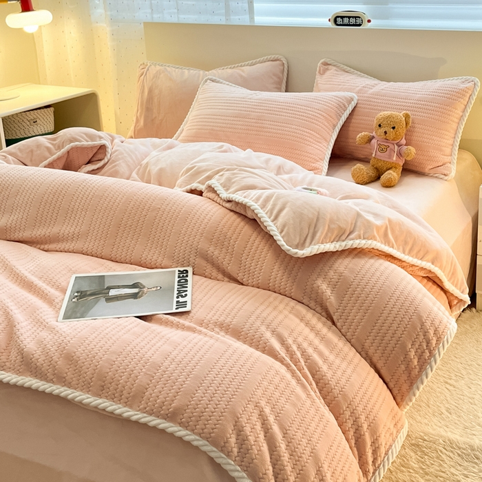 91家纺网 家纺一手货源 找家纺 小叮当家纺仓储工厂店 2025新款亲肤舒适成品提花包边牛奶绒四件套-提花 提花-桃粉