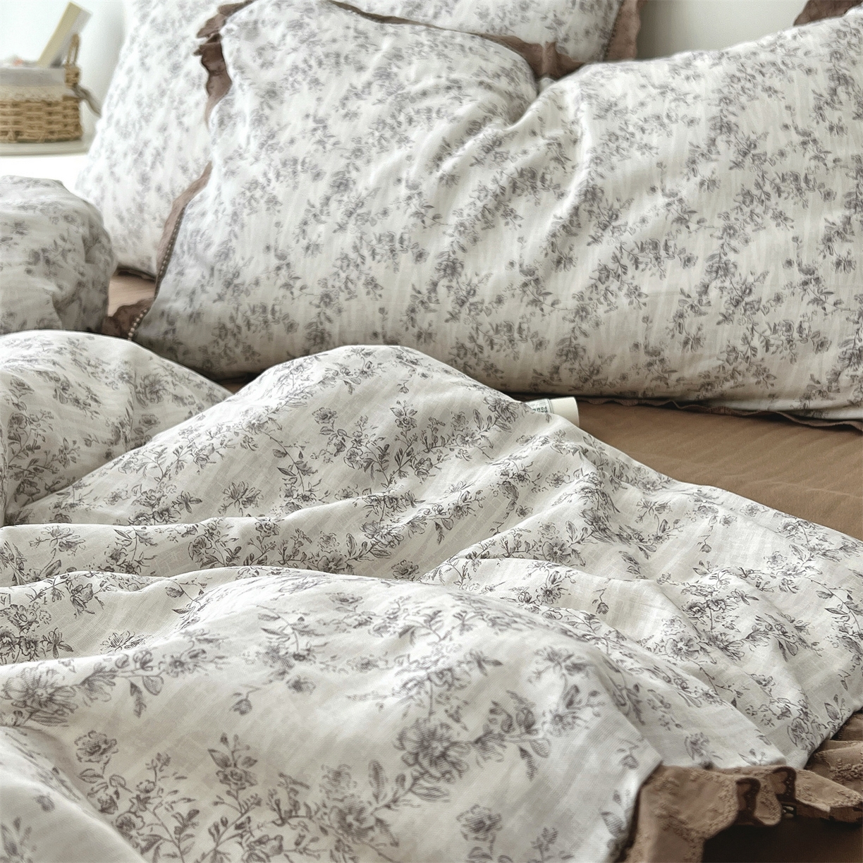 91家纺网 家纺一手货源 找家纺 荣轩2025新款全棉双层纱镂空花边工艺款四件套（铺床版）蕾丝与墨