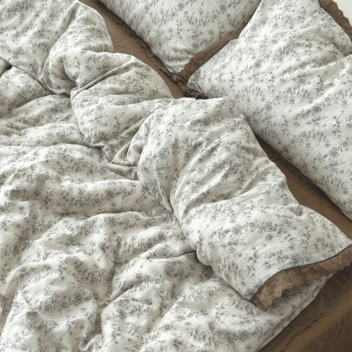 91家纺网 家纺一手货源 找家纺 荣轩2025新款全棉双层纱镂空花边工艺款四件套（铺床版）蕾丝与墨