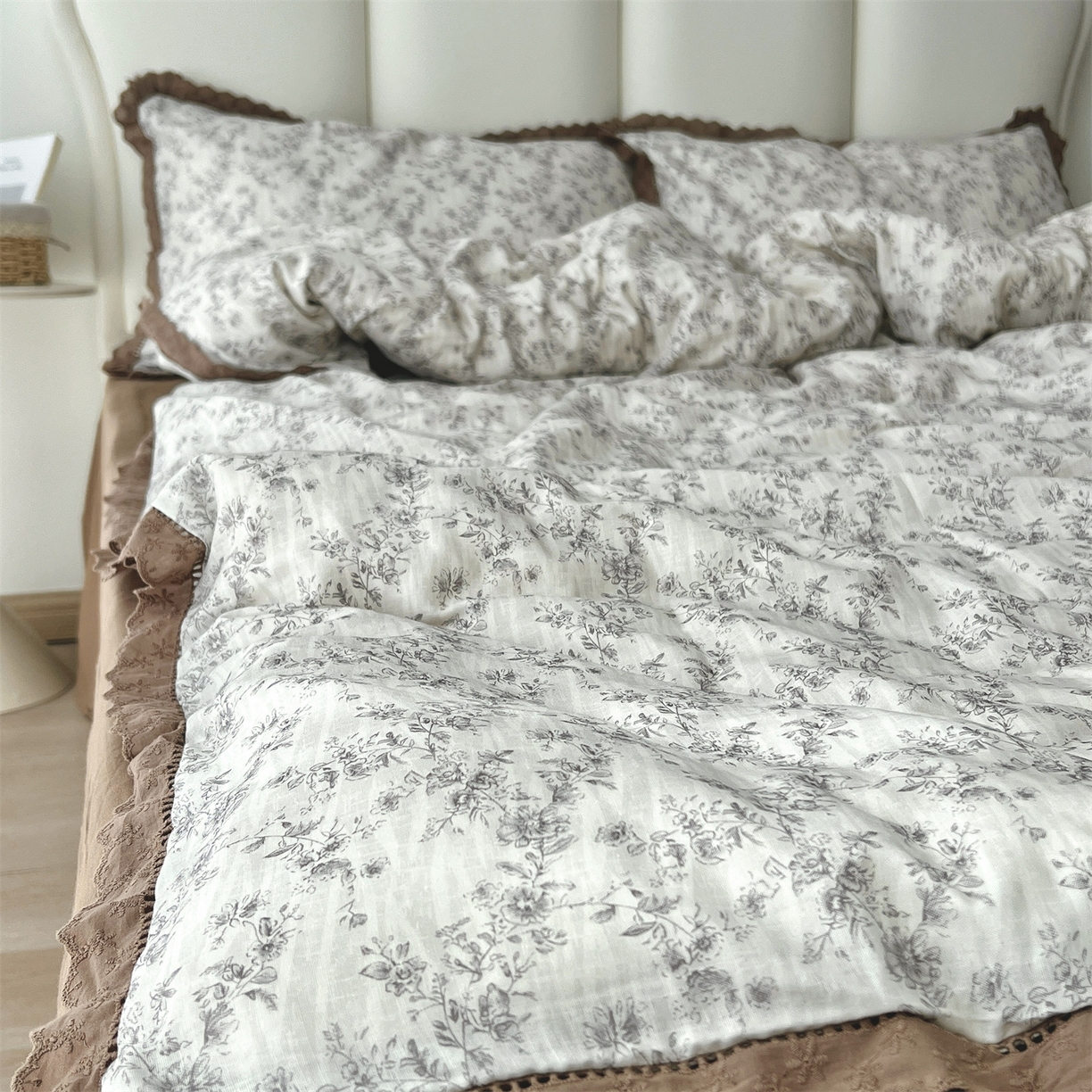 91家纺网 家纺一手货源 找家纺 荣轩2025新款全棉双层纱镂空花边工艺款四件套（铺床版）蕾丝与墨