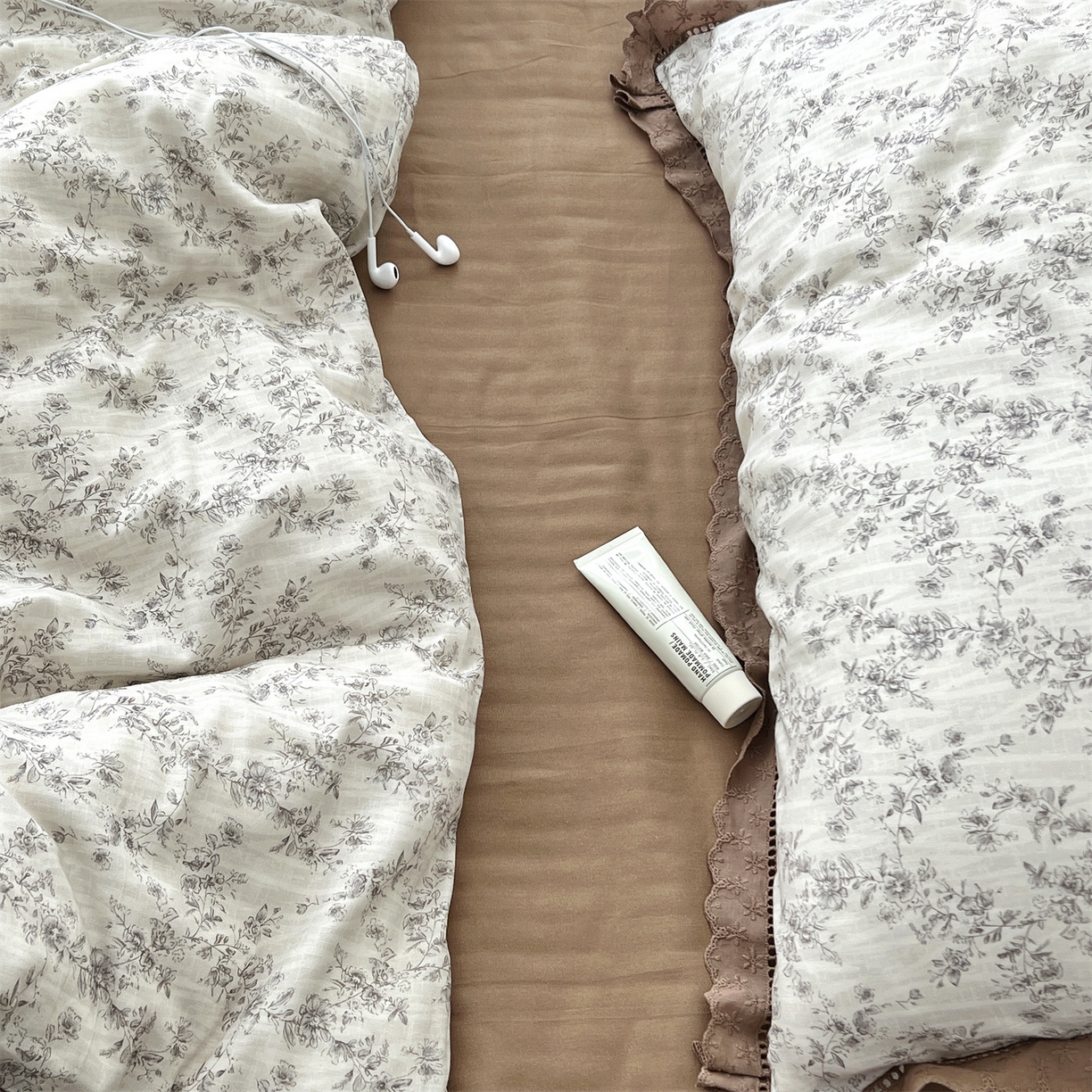 91家纺网 家纺一手货源 找家纺 荣轩2025新款全棉双层纱镂空花边工艺款四件套（铺床版）蕾丝与墨