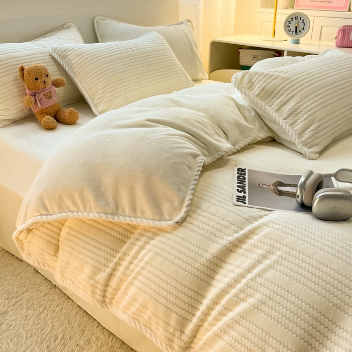 91家纺网 家纺一手货源 找家纺 小叮当家纺仓储工厂店 2025新款亲肤舒适成品提花包边牛奶绒四件套-提花 提花-奶白