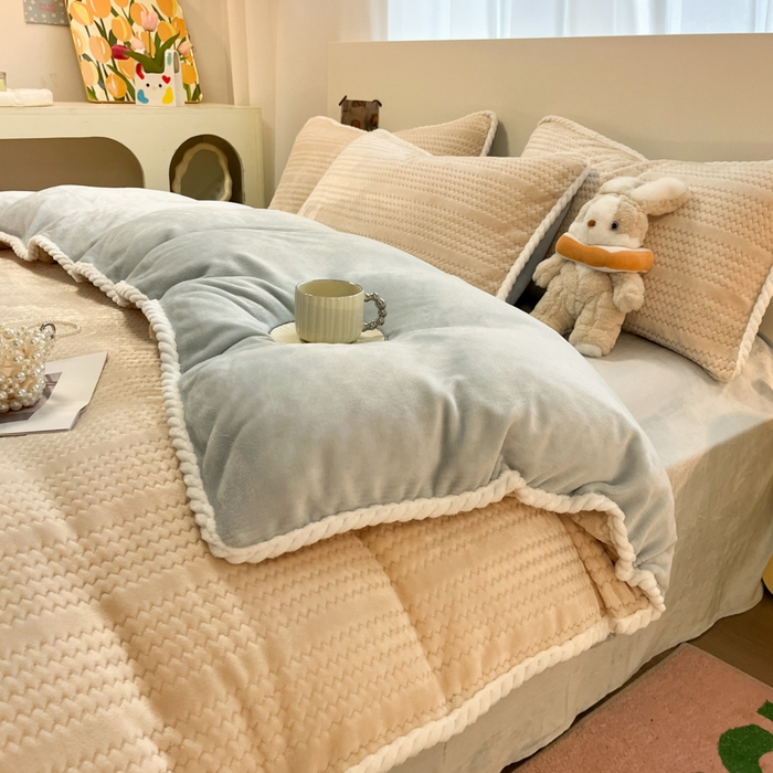 91家纺网 家纺一手货源 找家纺 小叮当家纺仓储工厂店 2025新款亲肤舒适成品提花包边牛奶绒四件套-提花 提花-杏灰