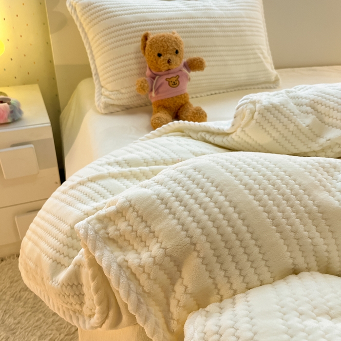 91家纺网 家纺一手货源 找家纺 小叮当家纺仓储工厂店 2025新款亲肤舒适成品提花包边牛奶绒四件套-提花 提花-奶白