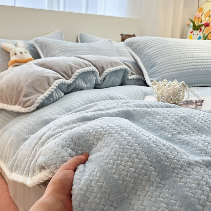 91家纺网 家纺一手货源 找家纺 小叮当家纺仓储工厂店 2025新款亲肤舒适成品提花包边牛奶绒四件套-提花 提花-蓝灰