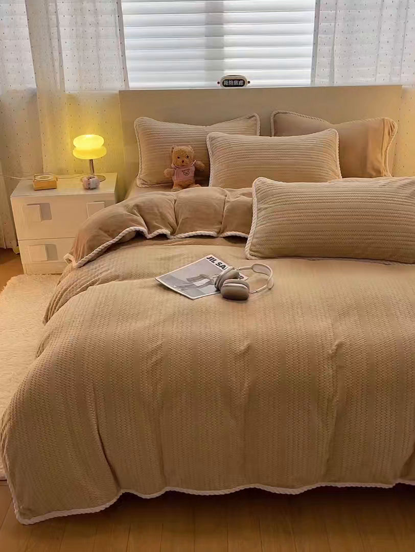 91家纺网 家纺一手货源 找家纺 小叮当家纺仓储工厂店 2025新款亲肤舒适成品提花包边牛奶绒四件套-提花 提花-杏驼
