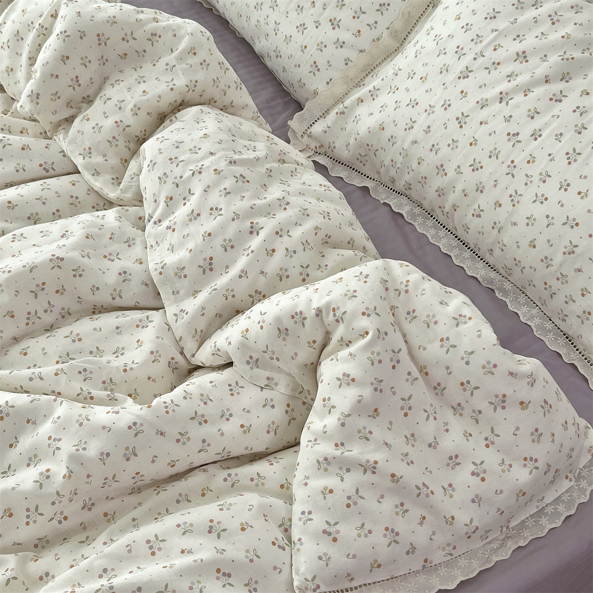 91家纺网 家纺一手货源 找家纺 荣轩2025新款全棉双层纱镂空花边工艺款四件套（铺床版）茉白