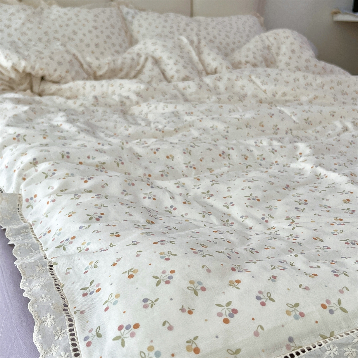 91家纺网 家纺一手货源 找家纺 荣轩2025新款全棉双层纱镂空花边工艺款四件套（铺床版）茉白