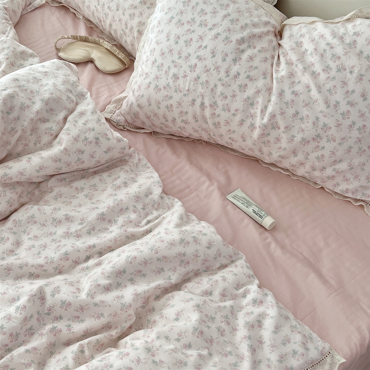 91家纺网 家纺一手货源 找家纺 荣轩2025新款全棉双层纱镂空花边工艺款四件套（铺床版）知夏