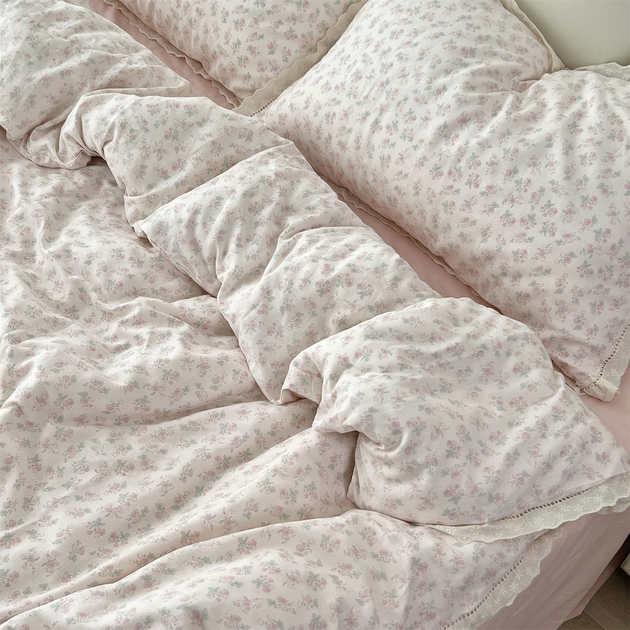 91家纺网 家纺一手货源 找家纺 荣轩2025新款全棉双层纱镂空花边工艺款四件套（铺床版）知夏