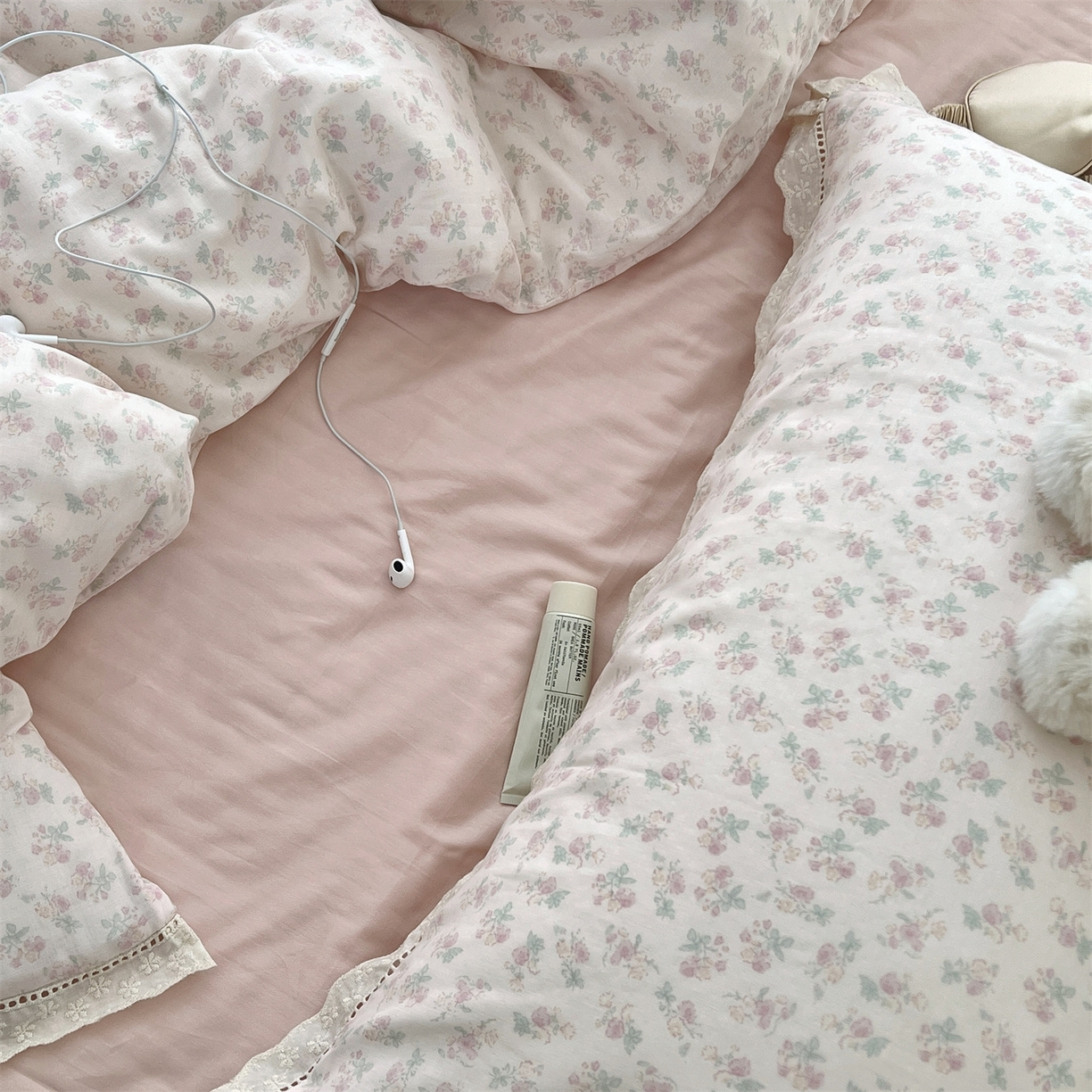 91家纺网 家纺一手货源 找家纺 荣轩2025新款全棉双层纱镂空花边工艺款四件套（铺床版）知夏