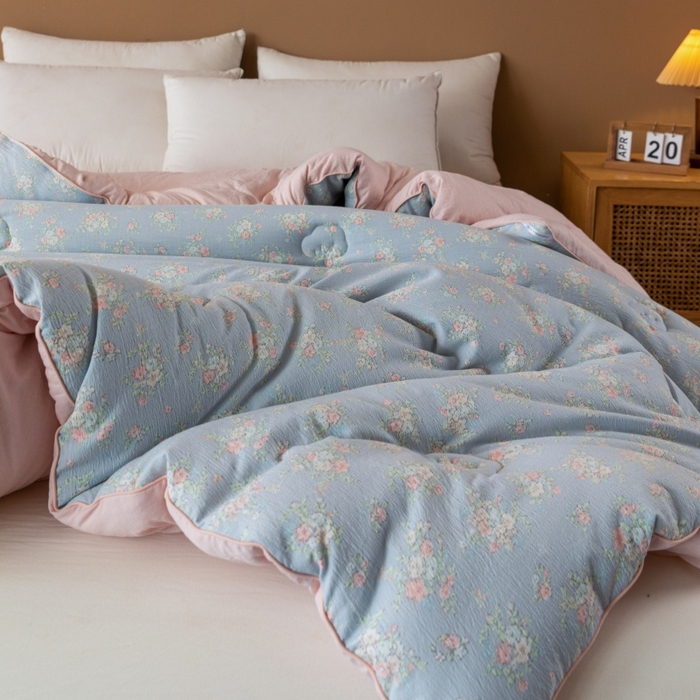 91家纺网 家纺一手货源 找家纺 小叮当家纺仓储工厂店 2025新款A类云感双层纱冬被春秋被被子被芯 风轻寄语