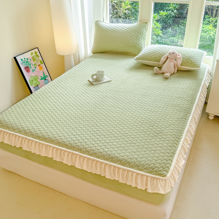 91家纺网 家纺一手货源 找家纺 布柔 2025新款加厚牛奶绒花边床笠保暖印花夹棉床笠床垫保护套罩 果绿