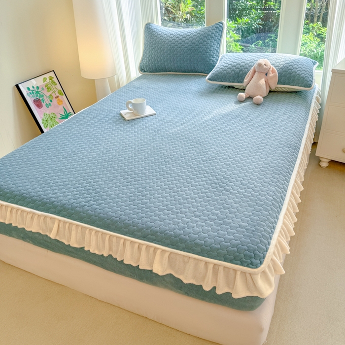 91家纺网 家纺一手货源 找家纺 布柔 2025新款加厚牛奶绒花边床笠保暖印花夹棉床笠床垫保护套罩 湖蓝