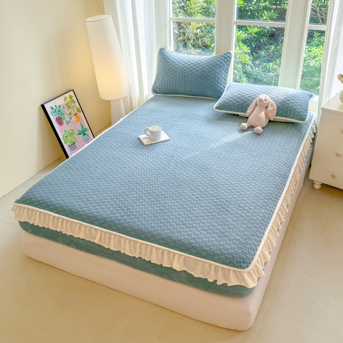 91家纺网 家纺一手货源 找家纺 布柔 2025新款加厚牛奶绒花边床笠保暖印花夹棉床笠床垫保护套罩 湖蓝