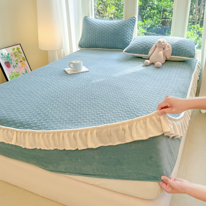 91家纺网 家纺一手货源 找家纺 布柔 2025新款加厚牛奶绒花边床笠保暖印花夹棉床笠床垫保护套罩 湖蓝