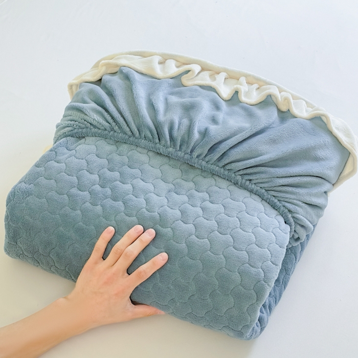 91家纺网 家纺一手货源 找家纺 布柔 2025新款加厚牛奶绒花边床笠保暖印花夹棉床笠床垫保护套罩 湖蓝