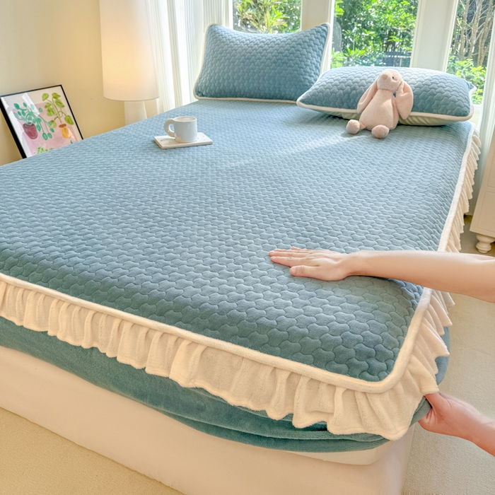 91家纺网 家纺一手货源 找家纺 布柔 2025新款加厚牛奶绒花边床笠保暖印花夹棉床笠床垫保护套罩 湖蓝