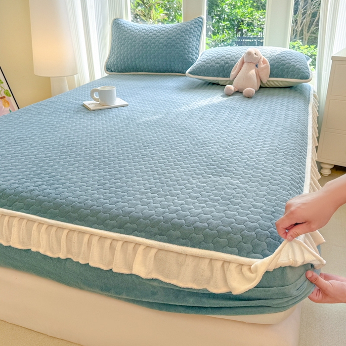 91家纺网 家纺一手货源 找家纺 布柔 2025新款加厚牛奶绒花边床笠保暖印花夹棉床笠床垫保护套罩 湖蓝