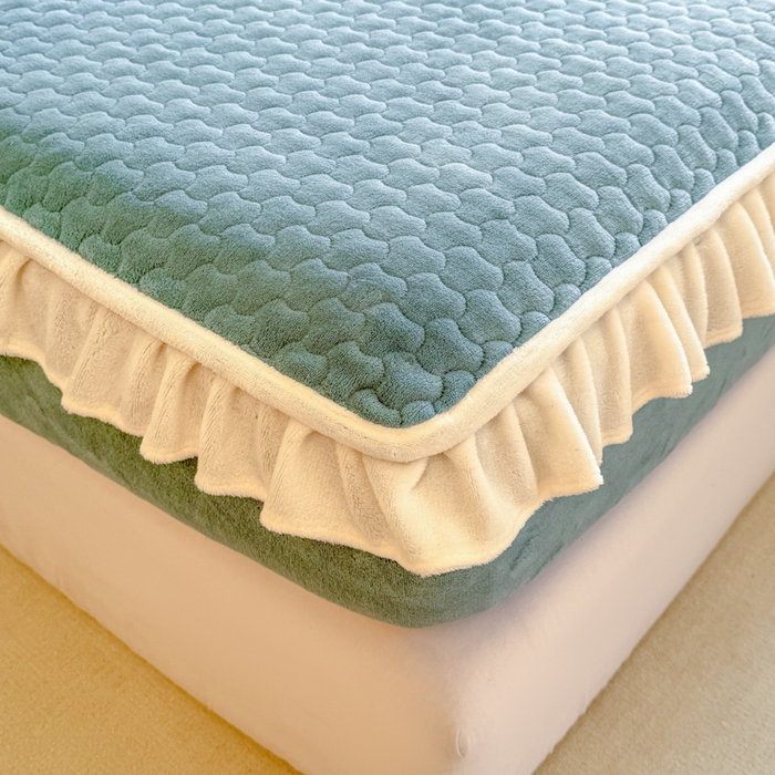 91家纺网 家纺一手货源 找家纺 布柔 2025新款加厚牛奶绒花边床笠保暖印花夹棉床笠床垫保护套罩 湖蓝