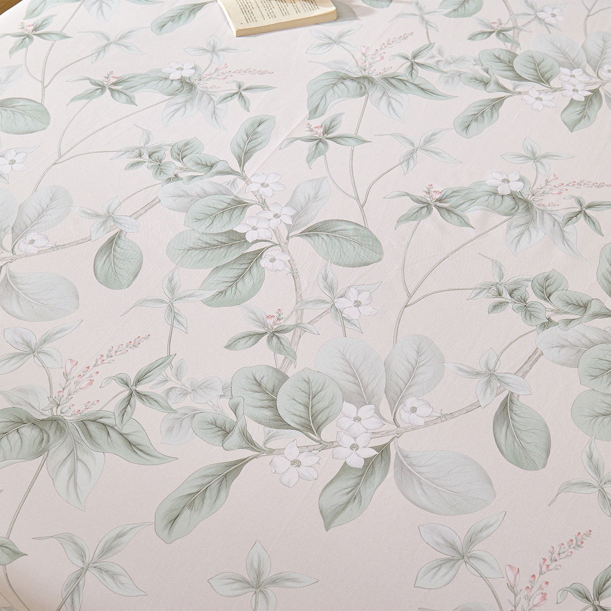 91家纺网 家纺一手货源 找家纺 元元家居（元元被业） 2025秋冬新款全棉纯棉磨毛印花单床单 落叶白霜