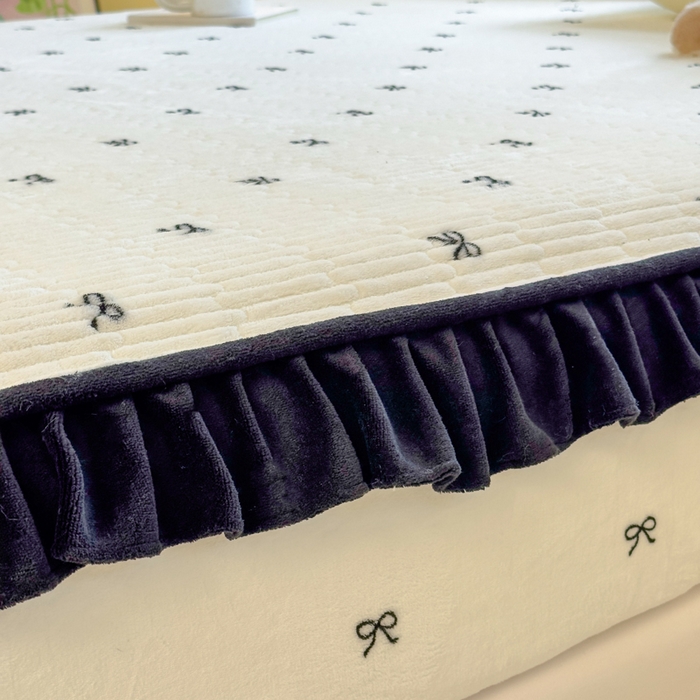 91家纺网 家纺一手货源 找家纺 布柔 2025新款加厚牛奶绒花边床笠保暖印花夹棉床笠床垫保护套罩 蝴蝶结米白