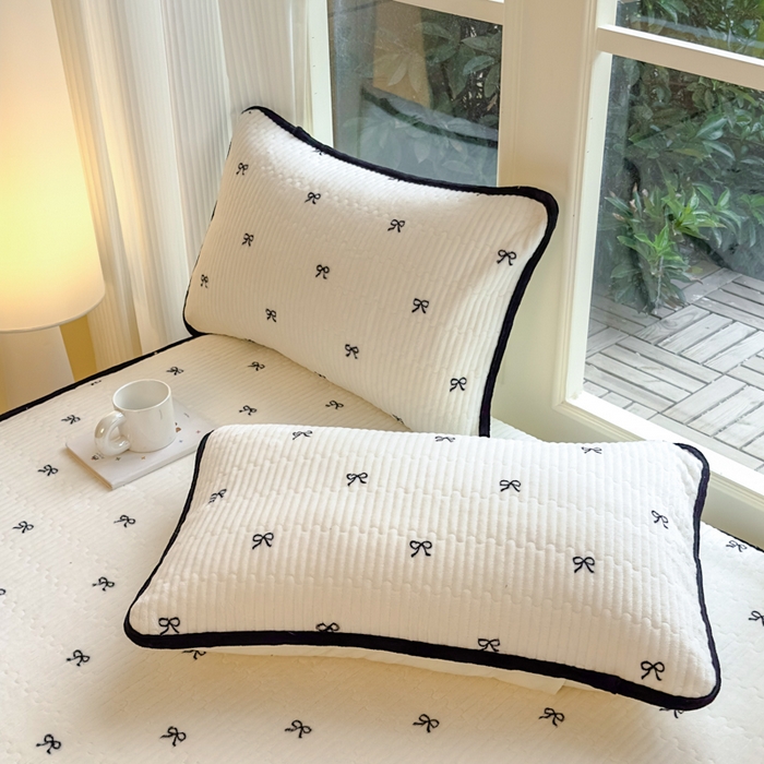 91家纺网 家纺一手货源 找家纺 布柔 2025新款加厚牛奶绒花边床笠保暖印花夹棉床笠床垫保护套罩 蝴蝶结米白