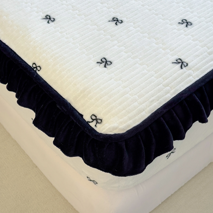 91家纺网 家纺一手货源 找家纺 布柔 2025新款加厚牛奶绒花边床笠保暖印花夹棉床笠床垫保护套罩 蝴蝶结米白