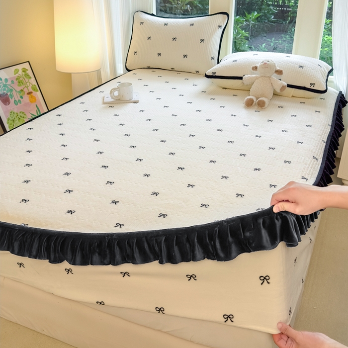 91家纺网 家纺一手货源 找家纺 布柔 2025新款加厚牛奶绒花边床笠保暖印花夹棉床笠床垫保护套罩 蝴蝶结米白