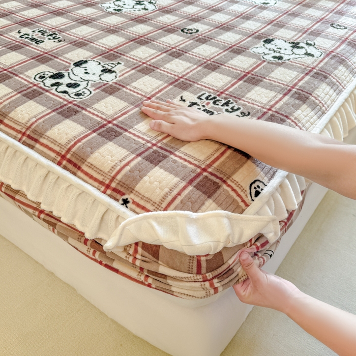 91家纺网 家纺一手货源 找家纺 布柔 2025新款加厚牛奶绒花边床笠保暖印花夹棉床笠床垫保护套罩 乐奇