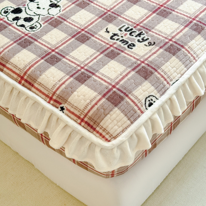 91家纺网 家纺一手货源 找家纺 布柔 2025新款加厚牛奶绒花边床笠保暖印花夹棉床笠床垫保护套罩 乐奇