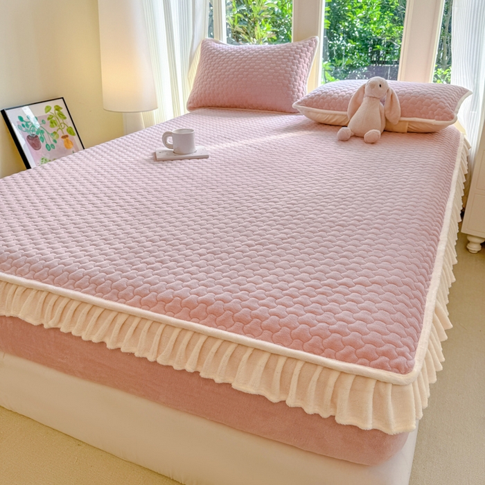 91家纺网 家纺一手货源 找家纺 布柔 2025新款加厚牛奶绒花边床笠保暖印花夹棉床笠床垫保护套罩 嫩粉