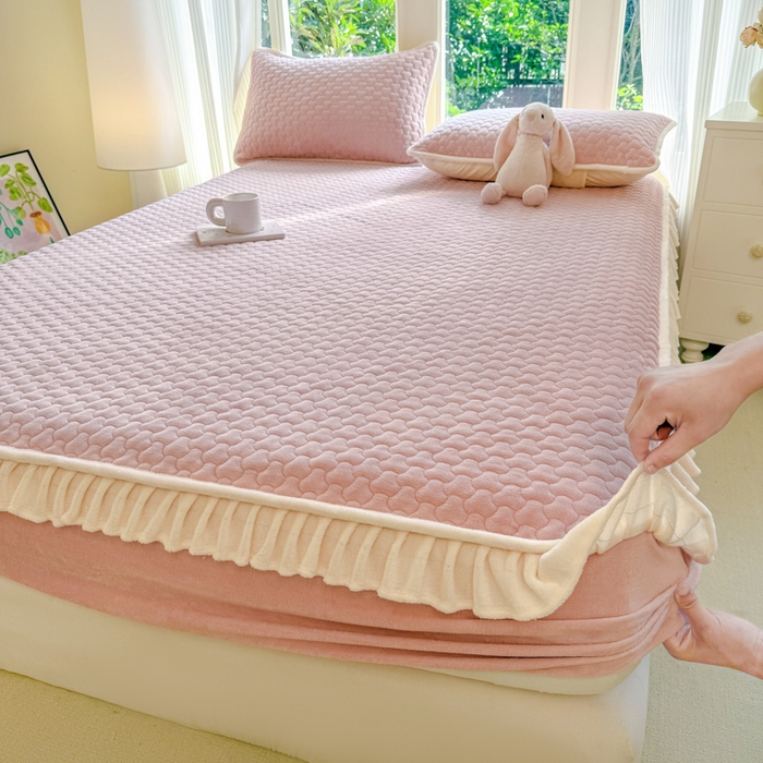 91家纺网 家纺一手货源 找家纺 布柔 2025新款加厚牛奶绒花边床笠保暖印花夹棉床笠床垫保护套罩 嫩粉