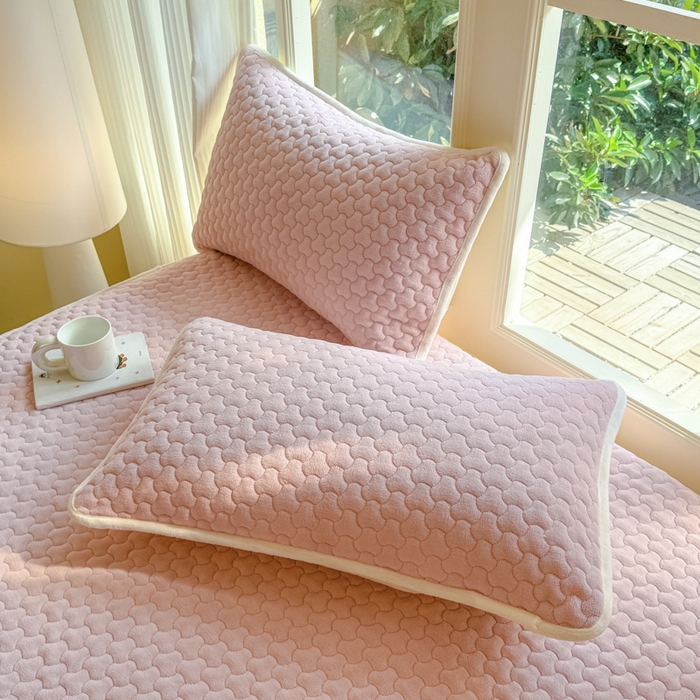 91家纺网 家纺一手货源 找家纺 布柔 2025新款加厚牛奶绒花边床笠保暖印花夹棉床笠床垫保护套罩 嫩粉